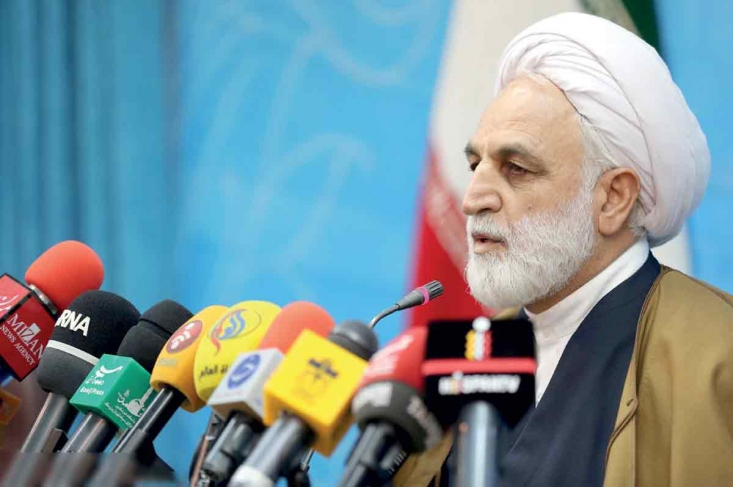 فهرست جدید اسامی محکومان دادگاههای ویژه رسیدگی به مفاسد اقتصادی در شیراز و تهران اعلام شد/تشکیل پرونده برای سیف و ممنوعالخروج بودن وی/۱۰ سال حبس، شلاق و جریمه نقدی، جزای قاضی متخلف و تشویق ۱۹ قاضی خدوم کرمانشاهی حجتالاسلام والمسلمین محسنی اژهای در ابتدای یکصد و سی و سومین نشست خبری خود ضمن تبریک فرا رسیدن ایام ماه ربیعالاول و میلاد پیامبر گرامی اسلام(ص) و امام جعفر صادق(ع) به اعلام اسامی و مشخصات تعداد دیگری از کسانی که در دادگاههای ویژه فساد اقتصادی محکوم شدهاند، پرداخت.