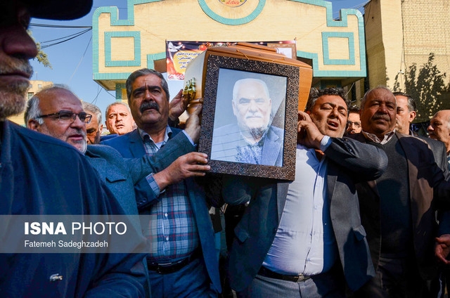 کتک خوردن مادران شهدا در جریان تدفین عبدالرحمن تاجالدین!/ سوال خانوادههای شهدا: بر چه اساس و قانونی مرحوم تاجالدین را در گلستان شهدا دفن کردند؟ مادران و فرزندان شهدا به شدت به این عمل معترض هستند. چرا که قبل از اینها، میخواستیم مادر سه شهید را در گلستان شهدا، در کنار فرزندانش خاکسپاری کنیم، اما اجازه این کار را به ما ندادند و گفتند فقط شهدا را میتوانیم در گلستان شهدا تدفین کنیم.