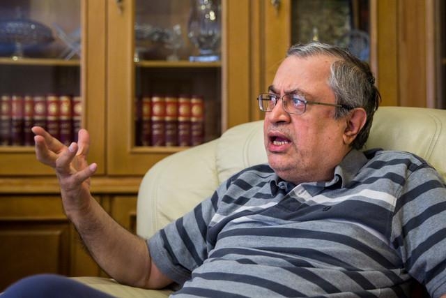 سعید حجاریان: دولت استعداد و ظرفیت کافی برای مقابله با معضلات داخلی را نداشت/ حامیان دستبوسی که معتقدند روحانی از همان اول کار هم کفایت نداشت حجاریان خوب میداند که باید دست به دامن همه چیز شوند تا اثبات کنند راه آنها با راه روحانی و کابینهاش جداست. در واقع حیات اصلاحطلبان و حضور در انتخاباتهای آینده منوط به این است که آنها با روحانی در یک جبهه قرار نگیرند.