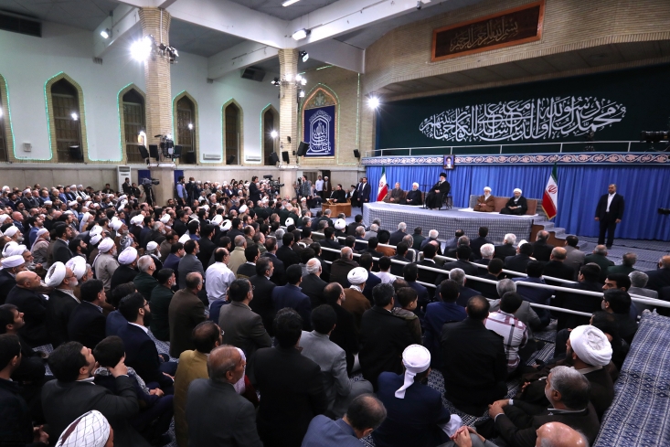 ملت ایران یک شجره طیبه است؛ آمریکا غلط میکند که آن را تهدید کند/ چهل سال است مقاومت کردهایم و پیروز شدهایم/ تحریمها هم به برکت مقاومت شکست خواهدخورد/ صهیونیستها چندسال پیش سیوسه روز مقاومت کردند اما هفته پیش دو روز! رژیم صهیونیستی چندین سال پیش، بعد از ۳۳ روز، در مقابل حزب الله لبنان شکست خورد، دو سال بعد در مقابل فلسطینیها، تنها ۲۲ روز دوام آورد که این مدت در جنگ بعدی غزه، تبدیل به ۸ روز شد و هفته پیش در مقابل مقاومت فلسطین، بعد از ۲ روز، شکست را متحمل شد که همه این موارد نشاندهنده ضعف روزافزون رژیم صهیونیستی است.