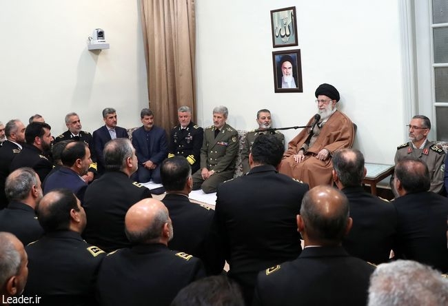 کاری کنید دشمنان حتی جرأت تهدید ملت ایران را نداشته باشند/ آمادگی و اقتدار نیروهای مسلح سایه ی تهدید را از سر ملت ما دور خواهد کرد/ تکیه بر نیروی انسانی جوان،مومن و پرانگیزه کلید حل مشکلات کشور است حضرت آیت الله خامنهای رهبر معظم انقلاب اسلامی ظهر امروز (چهارشنبه) در دیدار فرماندهان و مسئولان نیروی دریایی ارتش جمهوری اسلامی ایران، تکیه بر نیروی انسانی جوان، مؤمن و پُر انگیزه را کلید حل مشکلات در همه بخشهای کشور از جمله نیروهای مسلح دانستند و با تأکید بر لزوم کار مضاعف و افزایش آمادگیها، خاطرنشان کردند: هر چه میتوانید تواناییها و آمادگیهای خود را افزایش دهید تا دشمنانِ ایران حتی جرأت تهدید این ملت بزرگ را نداشته باشند.