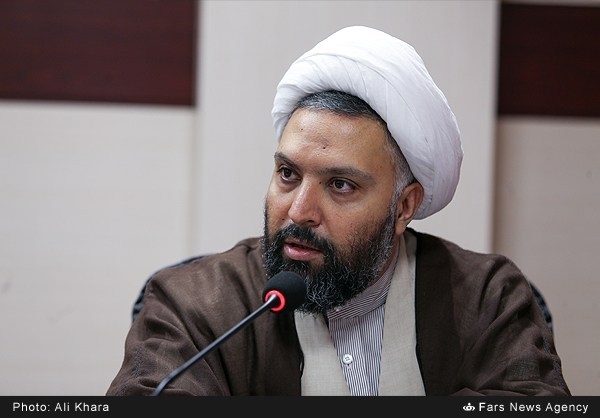ممکن است بعضی با نگاه های سلیقه ای و ناقص یا نگاه های کاریکاتوری بگویند که نه تنها  انقلاب اسلامی به این اهداف نزدیک نشده است بلکه دور هم شده است لکن باید توجه داشت که قضاوت های صفر و صدی، و رویکردهای غیر علمی در این بحث وجاهتی ندارد. آنچه مهم است شواهد و مستندات علمی است. در سال های گذشته مطالعات میدانی فراوانی در ایران با هدف سنجش دینداری یا سنجش میزان نفوذ گفتمان فرهنگی انقلاب اسلامی در ایران انجام شده است که من فرصت بیان جزئیات آنها را ندارم لکن کسانی که با نتایج این جنس مطالعات آشنایی دارند تایید می کنند که انقلاب اسلامی طی چهل سال گذشته و به رغم میراث فرهنگی سیاهی که از پیش از انقلاب به دوران پس از انقلاب منتقل شد، نه تنها در عرصه فرهنگ اسلامی پسرفت نداشته است بلکه در نقاط گوناگون رشد داشته است.