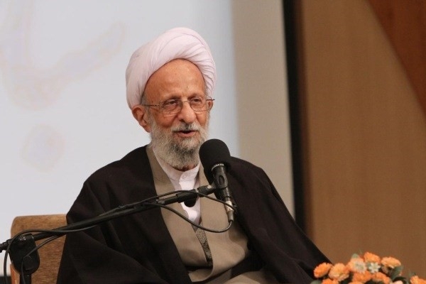 وقتی استاد درس خارج، تیشه به ریشه نظام اسلامی می زند!/ «شناخت جامع اسلام، بصیرت و خودسازی» سه رکن لازم روحانیت برای ایحاد تحول در حوزه است/ آیا حوزه به وظیفه خود در قبال نعمت عظیم انقلاب اسلامی عمل کرده است؟ انقلاب اسلامی و برقراری نظام اسلامی در یک کشور بزرگ، نعمتی کم نظیر بلکه بی نظیر بود؛ دوست و دشمن، حتی تصور تحقق چنین پدیده ای را نمی کردند؛ این نعمت، از آنچه ما فکر می کنیم، بسیار عظیم تر است و البته وظایف ما هم سنگین تر از آن چیزی است که عمل کردیم. حال که این نعمت برای ما فراهم شده، باید ببینیم جایگاه روحانیت و حوزه های علمیه نسبت به انقلاب، چه جایگاهی است و آیا حوزه وظایف خود را درست شناخته و عمل کرده یا خیر؟