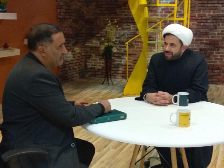 هوسپیشهها، هنرمند و سلبریتی شدهاند/ ملیجکها آمدند و مولاناها را گذاشتند کنار/ فریب سلبریتی ها را نخورید و هنرمند واقعی را بشناسید +فیلم علیرضا قزوه در ابتدای برنامه از «ابوالفضل زرویی» با عنوان شهید شعر یاد کرد و گفت: اینها هم به نوعی زخم ها و کشته های استعمار هستند. استعمار گاهی غیر مستقیم می آید و تعاریف را عوض می کند و هنرمند بزرگی چون زرویی به حاشیه رانده می شود و به سلبریتی ها هنرمند گفته می شود.