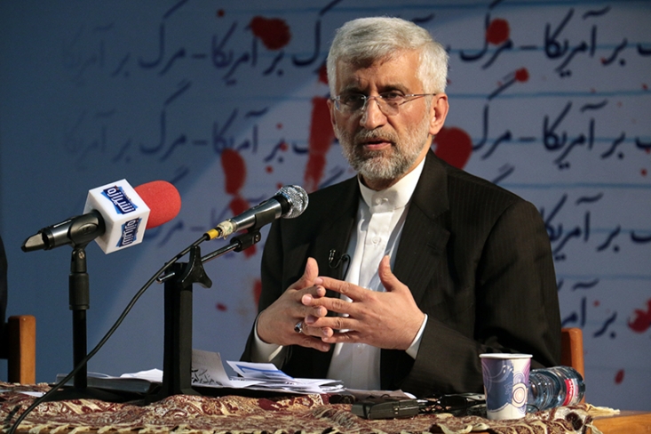 کسانی که تازه به سقوط اخلاقی و سیاسی آمریکا پی برده اند 65 سال از دانشجویان ایران عقب هستند/ اروپاییها باید پاسخ دهد چرا هزینه های برجام را یکطرفه به حساب ملت ایران میگذارند جلیلی گفت: ملت ما می بیند آمریکا: از توافقی که خود اروپا انجام داده است، خارج می شود و خلاف آن عمل می کند و اروپا حتی حاضر نمی شود رفتار آمریکا را نقض برجام بنامد و آن را محکوم کند و فقط به اظهار تأسف اکتفا می کند. این از چشم ملت دور نمی ماند.