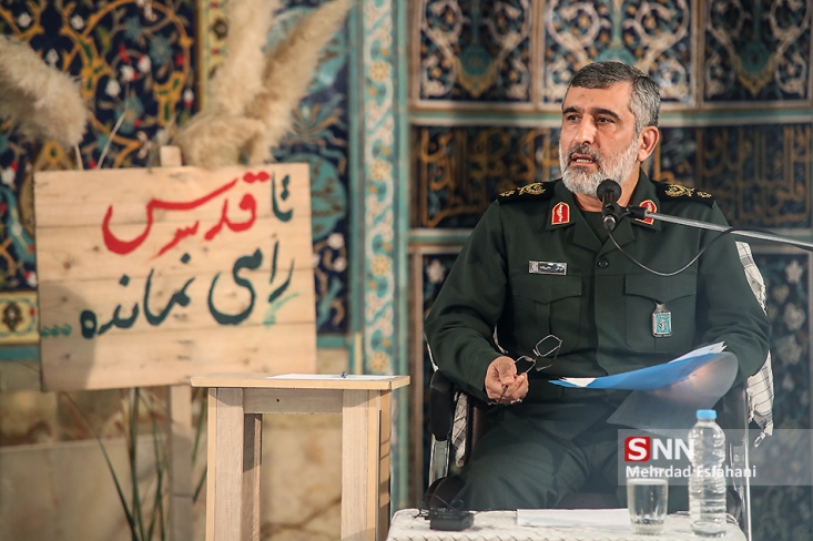 سپاه آماده کمک به صنعت خودروسازی است/ برخی مسئولان به کوچه پس کوچههای اروپا مسلطترند تا دانشگاهها/ اکثر دولتهایی که روی کار آمده اند اصلا سپاه را قبول نداشته اند/جزئیات بارورسازی ابرها اکثر دولتهایی که روی کار آمده اند نگاه آنها با سپاه یکی نبوده و اصلا سپاه را قبول نداشته اند و آن را متهم میکردند با این وجود برای پیشبرد کارها به سراغ سپاه میآمدند اگرچه اگر امکانات داشتند اصلا سراغ سپاه نمیآمدند. در هر حال معتقدم مبدا اتهام زنیها به سپاه اول از آن سوی مرزهای کشور شروع میشود.
