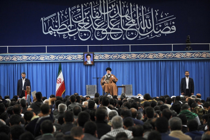 رهبر انقلاب: همه حواسشان را جمع کنند؛ ممکن است دشمن برای سال ۹۸ نقشه کشیده باشد/ اگر میخواهید چهره واقعی امریکا را بشناسید، به رئیس جمهور و دولتمردان کنونی امریکا بنگرید/ مسئولان فریب زبان بازی دشمن را نخورند حضرت آیت الله خامنه ای رهبر معظم انقلاب اسلامی صبح امروز (چهارشنبه) در دیدار جمعی از خانوادههای شهیدان دفاع مقدس و مدافع حرم و دفاع از مرزها و امنیت، بازآفرینی روحیه شجاعت و شهادت در نسل جوان مؤمنِ انقلابی امروز را «معجزه انقلاب» برشمردند و با دعوت مردم و جوانان و همچنین مسئولان به بیداری و هوشیاری در مقابل توطئه های جبهه استکبار و در رأس آن امریکا، گفتند: همه باید تلاش خود را برای تقویت اقتصاد کشور و تولید ملی مضاعف کنند و مسئولان نیز باید مراقب باشند تا فریب ظاهرسازی و زبان بازی دشمن را نخورند و دشمن خبیثی که از در بیرون شده است، از پنجره وارد نشود.