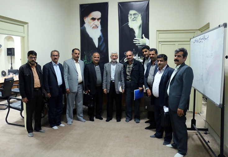 دکتر جلیلی پای درد و دل کامیونداران کشور نشست/ جلیلی: پویایی شریان اقتصادی کشور مرهون زحمات کامیونداران است/ تشریح مشکلات مربوط به تعرفه توافقی، تعطیلی سالن های اعلام بار، عدم نظارت بر قیمت قطعات یدکی و .. دوری از خانواده، کار شبانه روزی و در سرما و گرما کار کردن همه از سختی هایی است که شغل شما دارد، شایسته قدردانی است. دشمن از پایداری و وفاداری شما عصبانی است و البته نمیفهمد که خود شما صاحبان انقلاب هستید. اگر امروز کشوری سربلند و مقاوم داریم، مدیون همچنین تلاش هایی نیز هستیم.