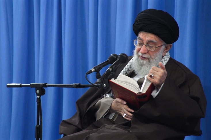 رهبر انقلاب: نباید دنبال ریاست بدویم/ برای نمایندگی مجلس بعضی خودشان را میکُشند/ بیان خاطره از علت پذیرفتن مسئولیت ریاست جمهوری+ فیلم بنده دورهی دوّم ریاست جمهوری، قطعاً عازم بودم به اینکه نامزد ریاست جمهوری نشوم ــ حالا دورهی اوّل که تحمیل شد بر ما، هیچ ــ دورهی دوّم دیگر یقیناً گفتم من قطعاً نامزد نمیشوم؛ امام به من فرمودند بر تو واجب عینی و تعیینی است ــ هر دو را گفتند ــ گفتند: هم واجب عینی است، هم واجب تعیینی است؛ خب بنده هم بر خلاف میل خودم قبول کردم و رفتم.