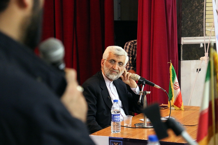 رئیسعلی دلواری اجازه نمیداد تعرضات دشمن به منافع ملتش بدون هزینه باقی بماند/ از ابتدا با برجام مخالف مخالف بودیم/ حتی قبل از اینکه در مجلس مخالفتم را مطرح کنم، به روحانی نامه نوشتم؛ آن را رسانهای هم نکردم در نهضت ملی شدن نفت عدهای میخواستند با اعتماد به آمریکا مثلا مقابل انگلیس بایستند؛ این حرف همانقدر غلط است که حالا کسانی بخواهند با اعتماد به انگلیس جلوی آمریکا بایستند. اینها روندی است که اگر درست تشخیص داده نشود، مسائلی پیش خواهد آمد که دیگر جبران پذیر نیست. کسانیکه در مشروطه میگفتند از فرق سر تا نوک پا باید غربی بشویم، آخر کار به رضا قلدر رسیدند که الگویش آتاتورک بود.