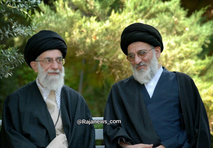 پاسخ تاریخی مرحوم آیتالله هاشمی شاهرودی به منتظری در سال ۷۶: ولایت فقیه را تحت تأثير افكار ديگران و در اثر غرضهای شخصی لوث نکنید/ كسی كه ولايت فقيه را قبول نكند طعم فقه را نچشيده است بهترين فردي كه امروز ميتواند در جامعه ما اين پرچم را به دست گيرد مقام معظم رهبري است و اگر اين مسئله در ابتدا مورد سئوال بوده امروز نيست و پس از گذشت چند سال و تجربهاي كه اين مرد بزرگوار يعني حضرت آيتالله خامنهاي مدظلهالعالي از خود نشان داده و عملكردي را كه در انجام اين وظيفه سنگين ارائه دادهاند ديگر جاي هيچ سئوال و استفهامي براي دشمنان تا چه رسد به دوستان نيست.