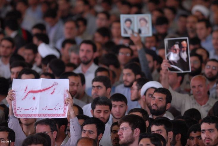 از عظیمترین نماز جمعه جمهوری اسلامی به امامت رهبر انقلاب تا نماز جمعه مختلط فتنه گران با حضور هاشمی رفسنجانی/ طرفداران موسوی مسجد لولاگر را به آتش کشیدند/ فائزه هاشمی: این اعتراضات باید ادامه پیدا کند، خاتمی از بس بیعُرضه بود «بابا» رای نیاورد! بیش از 10 نفر از هموطنان کشته و ده ها نفر زخمی شدند. اوباش با سنگ و کوکتل مولوتف به ناحیه بسیج مقداد در خیابان آزادی حمله کردند که با مقاومت بسیجیان مواجه شدند. همچنین اغتشاشگران به مسجد لولاگر در خیابان آذربایجان نیز حملهور شدند و بخشهایی از مسجد را به آتش کشیدند