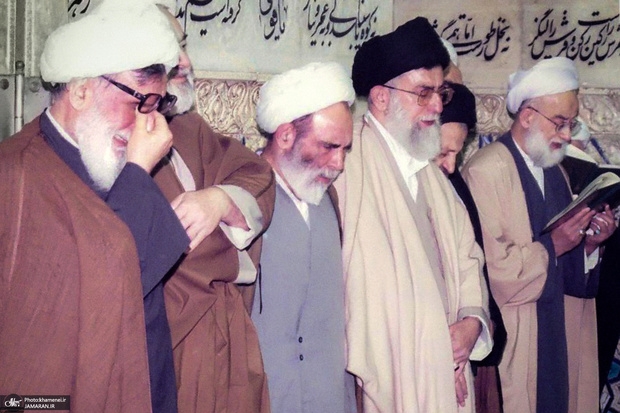 مرجع تقلید و استاد اخلاقی که مطیع محض ولی فقیه بود/ «علم»، «عمل»، «جهاد»، سه ویژگی بارز آیت الله مجتبی تهرانی+ معرفی کتابِ شرح خطبه فدکیه ایشان ازنظر علمی و فقهی ولایت ولی فقیه را پذیرفته و همچون انسانی متواضع و بی ادعا هم در زمان امام(ره) و هم در زمان رهبری آیت الله العظمی خامنه ای تبعیت از ولی امر و رهبری را واجب می دانست. ایشان به دلیل اینکه تربیت یافته خاص محضر حضرت امام(ره) بود، از نظرعلمی و فقهی به مراتب بالایی رسیده و بسیاری از ویژگی ها و سجایای اخلاقی امام(ره) را سرمشق خود کرده بود. عمل کردن از روی وظیفه و تکلیف بدون توجه به امیال نفسانی خصیصه ای بود که ایشان از امام راحل (ره) فرا گرفته بود لذا بدون در نظر گرفتن جایگاه و شأن والای فقهی و علمی خود، بر اساس احساس تکلیف در بین عامه مردم بویژه جوانان حاضر شده و از برکات وجودی و علمش دیگران را متنعم می ساخت. همان عاملی که باعث شده بود امام (ره) در آن مرتبه در دل پیروجوان جا بازکند، ایشان نیز در مرتبه خودش در بین آحاد مردم به خصوص جوانان جای باز کرده و اثر گذاری بسیار بالایی برای مردم و اطرافیان داشتند. آیت الله تهرانی اعتقاد راسخ و استواری به ولایت فقیه داشته و تبعیت از ولی فقیه را طبق نظر کارشناسی بر خود واجب می دانست.