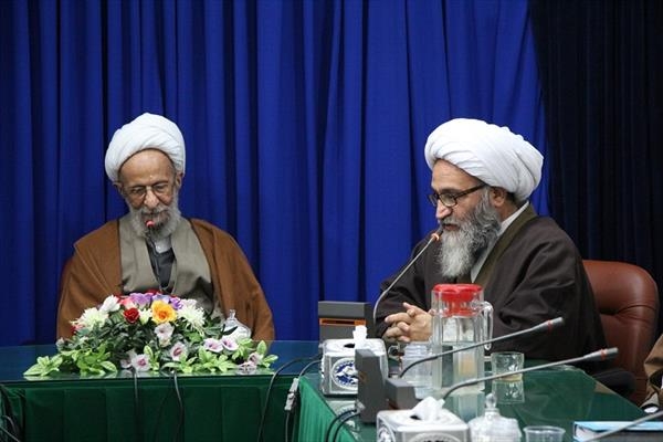 بخش اصلی دین، مسائل اجتماعی است؛ اما چرا تنها به چند آیه قرآن که متکفل بیان مسائل فردی است، اکتفا کرده&zwnj;ایم؟ آیا آیات دیگر قرآن برای ما نازل نشده است؟! عمده بحث&zwnj;های امروز حوزه، طهارت و صلات است؛ مگر چند آیه قرآن کریم در مورد شکیات نماز و نجاسات و مطهرات داریم؟ چرا به گونه&zwnj;ای رفتار می&zwnj;کنیم که گویا دین منحصر در همین&zwnj;هاست! آیا عمر انبیا و ائمه&zwnj;علیهم&zwnj;السلام به همین&zwnj;ها گذشت؟