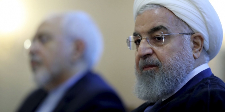 همزمان با استعفای وزرای ناکارآمد، گمانهزنیها در مورد استعفای ظریف به گوش میرسد/چگونه شکست برجام و طرح تحول سلامت فروپاشی گفتمان دولت را رقم میزند؟ روحانی در این 5 سال تنها به دو کار این دولت افتخار میکرد، برجام و طرح تحول سلامت؛ شکست دومی، با استعفای وزیر بهداشت رسما اعلام شد. شکست اولی هم هر چند مدتهاست جلو چشم مردم نمایان شده و خود دولتیها هم معترف آن هستند به گونه ای که ظریف برای توجیه این افتضاح در تحریفی آشکار می گوید هدف برجام از اول هم اقتصادی نبود!
