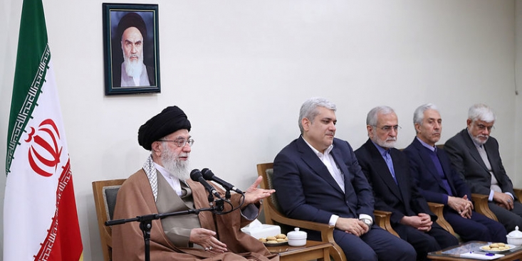 شتاب حرکت علمی کشور به هیچوجه کُند یا متوقف نشود/ ما از شاگردی کردن در علم ننگمان نمی آید، از «همیشه شاگرد ماندن» ننگمان میآید/ به توصیههای غربیها اعتماد نکنید، زیرا بیشترین جنایات را بر ضد ملتها کردهاند هر ملتی که از دانش های جدید و فناوریهای مرتبط با آن عقب بماند، سرنوشتی جز عقب ماندگی، ذلیل شدن و استعمار از جانب قدرتها نخواهد داشت. علت تأکیدهای مکرر بر موضوع علم و پیشرفت علمی همین موضوع است، بنابراین دانشمندان و محققان و مراکز علمی و پژوهشی برای ادامه پر شتاب حرکت علمی کشور بخصوص در زمینه علوم جدید، باید با توکل به خدا و با نیت الهی، از جان مایه بگذارند و شب و روز نشناسند و مسئولان کشور بهویژه دولت نیز باید به این موضوع توجه جدی داشته باشند.