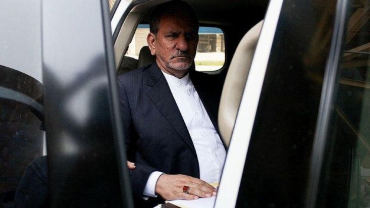 جهانگیری: میخواهیم دامن نظام را از فساد پاک کنیم/ آیا جهانگیری نامه عتابآمیز رهبری به سران قوا درباره مبارزه با فساد را فراموش کرده است؟/ برای ریشهکن کردن فساد از خود و نزدیکانتان شروع کنید باید از جناب جهانگیری سوال کرد که آیا واقعا با دستمال کثیف میشود فساد را ازبین برد؟! یا اصلا به واقع جناب جهانگیری به دنبال «پاک کردن فساد از نظام اسلامی» بودهاند؟ اگر واقعا اینگونه است پس چرا پرونده محکومیت شخص اسحاق جهانگیری لاپوشانی میشود؟! و یا به چه دلیل ایشان فساد برادر خود را نادیده گرفته و به قوه قضائیه انگ سیاسیکاری میزند؟