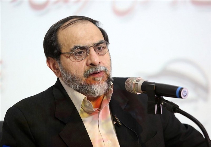 رئیس جمهور انتقادپذیر نیست، عصبانی میشود و توهین میکند/ روسای قوا در جلسات شرکت نمیکنند/ شنیدهام روحانی گفته چند نفر نباید دیگر به جلسات شورا بیایند! عضو شورای عالی انقلاب فرهنگی در ادامه با بیان اینکه رئیس جمهور انتقادپذیر نیست، گفت: ما در شورای عالی انقلاب فرهنگی هم به رئیس دولت اصلاحات و هم به آقای احمدی نژاد انتقاد میکردیم و آنها گوش میدادند، اما آقای روحانی وقتی در جلسه صحبتها برخلاف میلشان باشد، عصبانی میشود و توهین میکند.