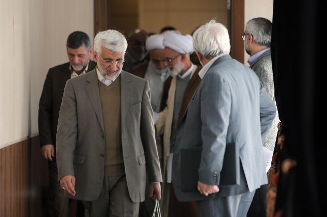 وقتی مدل برجامی جلیلی در FATF تکثیر میشود!/ تجربهای که جریان انقلابی در برجام بدست آورد؛ استقامت و روشنگری تنها راه مقابله با غربگرایان نگاهی به هفته نامه صدا که وابسته به جریان لیبرال است نشان از تقویت گفتمان نیروهای انقلابی دارد. «صدا» در شهریور 94 سرمست از دستاورد قهرمان ساختگی برای دیپلماسی ظریف بود و عکس روی جلد خود را به دکترسعیدجلیلی اختصاص داد که در لباس سوپرمن یک تنه با استدلال های خود این روزهای برجام را پیش بینی میکرد.