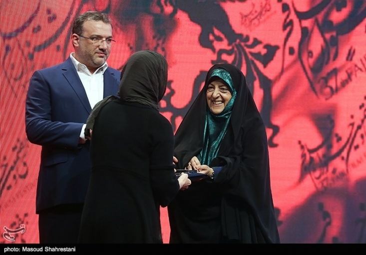 جایزهی ارادهی ملی به فیلمی در ستایش خیانت داده شد/ «ارادهی ملی» در جشنواره فجر حاکم است یا «ارادهی لیبرالها» جشنواره فیلم فجر در بخش اراده ملی بیشتر به ارادهیلیبرالها نزدیک بوده تا اراده ملت. چراکه خیانت هنوز برای مردم ایران مذموم اخلاقی و شرعیست و ارادهی ملی در ریشهکن کردن خیانت است اما جشنواره فیلم فجر جایزه ارادهی ملی را به فیلمی در ستایش خیانت میدهد. فیلمی که تصویری صدوهشتاد درجه مخالف زن ایرانی به نمایش میگذارد. بنفشه آفریقایی نهتنها مستحق جایزه نیست که باید توقیف هم بشود. فیلمی که توهین به فرهنگ و مذهب مردم کشور به حساب میآید تا هرچیز دیگری.