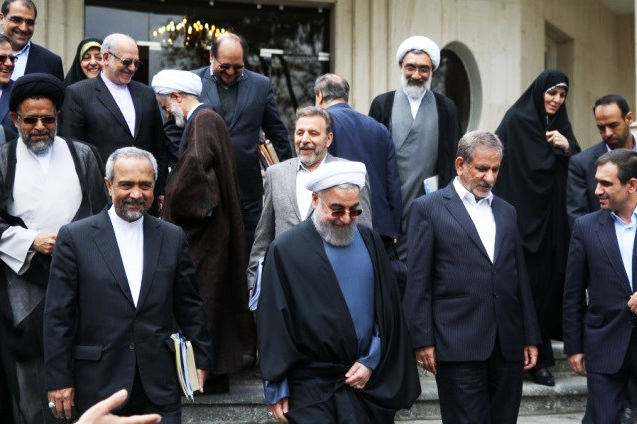 دولت ناهماهنگ، گرانی و حاشیه، روی اعصاب ملت/ صف گوشت و پراید 50 میلیونی، دستاورد بی تدبیری دولت ژنرال ها در روزهایی که تصمیم وحشتناک و سراسر اشتباه دولت مبنی بر تثبیت قیمت ارز و سیاست دلار 4200 تومانی منجر به امواج افزایش قیمتها در حوزههای مختلف شده؛ در ایامی که تصاویر تحقیرآمیز صفهای متعدد خرید گوشت و ارز در رسانههای معاند منتشر میشود، روحانی علت قاچاق را ارزان بودن کالاها میداند! در این ایام سخت اقتصادی آقای رئیسجمهور به گونهای صحبت میکند که انگار نه صف گوشتی وجود دارد و نه پراید 50 میلیون تومان شده است و اگر این رفتار «نمک پاشیدن بر زخم مردم» نیست پس آن را چه باید بنامیم؟