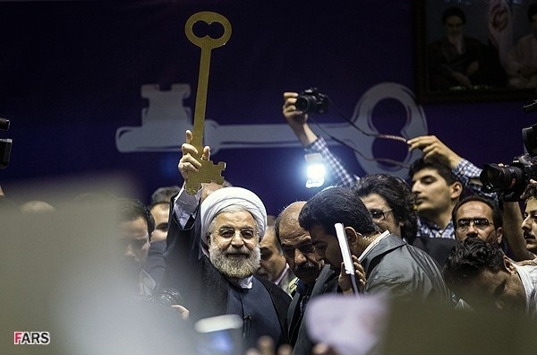 مروری برکارنامه اقتصادی روحانی/ اقتصاد ایران در سال ۹۸ چه وضعیتی خواهد داشت؟ عدم تحقق سیاستهای اقتصاد مقاومتی که بهواقع درصورت پایبندی دولت به اجرای آن، میتوانست راهگشای اقتصاد کشور در شرایط سخت تحریمها باشد نیز اهرم فشار دیگری بود که اقتصاد ایران را بیش از پیش با چالش مواجه کرد.