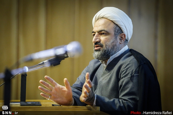 شما دروغ گفتن را هم بلد نیستید/ چطور یک مسئول در کاخ شاه برای خود استخر میسازد؟/ نه تنها برای شخص هاشمی، بلکه خانواده او هم از این استخر استفاده میکردند/ آیا اسکی در تاسوعا و عاشورا هم توصیه پزشک بود؟ با توجه به اظهارات ضد و نقیض مشاور هاشمی و دفاع ناشیانهاش از استفادههای شخصی خاندان هاشمی از بیتالمال، امری که مشخص است این است که مرحوم هاشمی در دو دهه پایانی عمر خود، از مواضع انقلابی خود دست کشیده بود و زندگی مرفهاش بر ارزشها و آرمانهای انقلاب میچربید.