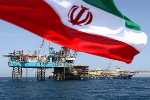 تحلیل گران اقتصادی: راهحل جبران کمبود نفت جهان بازگشت کشورهای تحریم شده است/ بازار جهانی تشنه نفت ایران و ونزوئلا است/ جهان بدون ایران قدرت تامین نفت مورد نیاز بازار را ندارد کارشناسان صنعت نفت جهان معتقدند بازسازی صنعت نفت عربستان 3 تا 6 ماه زمان می برد و در این مدت امریکا تلاش می کند اجازه بالارفتن قیمت نفت را ندهد. حمله پهپادی انصار الله یمن به بخشی از شبکه تولید و توزیع نفت عربستان در هفته گذشته اثرات جدی بر اقتصاد جهان گذاشته است و این حادثه را باید از ابعاد بین المللی مورد ارزیابی قرارداد. اگرچه در این حادثه فقط بخشی از صنعت نفت عربستان دچار آسیب جدی شد اما در کنار آن باید اثر این حادثه را در اقتصاد دیگر کشورها نیز جستوجو کرد.