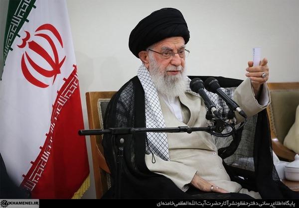 ایشان فرمودند: خاطرات پدران و مادران شهدا و همسران شهدای جنگ تحمیلی، دفاع مقدّس، چیزهایی است که مثل جواهر قیمتی در دسترس ما است که [اگر] غفلت کنیم، از دست ما خواهد رفت، کما اینکه خیلی‌ از آنها از دسترس ما رفته است.
