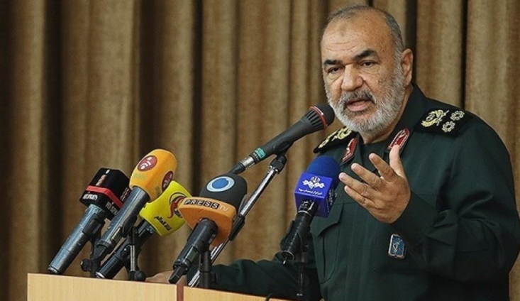 دشمن در حال ترک میدان و انقلاب در حال پیشروی است فرمانده کل سپاه تأکید کرد: دشمن در حال عقبنشینی و ترک میدان است و انقلاب در حال پیشروی است و این نشانه پیروزی است. ما در میدان تقابل سخت هم نگران نیستیم و در هر میدانی کاملاً مسلط عمل میکنیم.