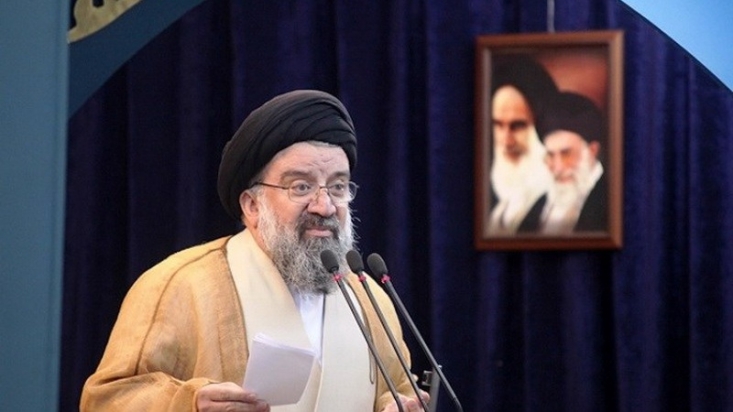همه جای دنیا انتخابات قانون و ناظر دارد /در مجلس اول هم نظارت استصوابی بود آیتالله سیداحمد خاتمی خطیب جمعه تهران، در خطبههای نماز عبادی سیاسی دیروز با اشاره به در پیش بودن ایام اربعین حسینی، گفت: راهپیمایی اربعین که این روزها جهان اسلام را معطر کرده است؛ نه تنها کشورمان بلکه جهان اسلام عطر حسین بن علی را پیدا کرده و این راهپیمایی از مصادیق شعائر الهی است.