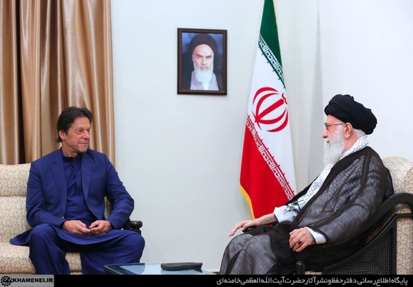 رهبر انقلاب: جمهوری اسلامی ایران مدتها قبل طرحی برای پایان جنگ یمن داده است/ بدون تردید شروع کننده جنگ در مقابل ایران، پشیمان خواهد شد حضرت آیتالله خامنهای رهبر معظم انقلاب اسلامی عصر دیروز (یکشنبه) در دیدار آقای عمران خان نخستوزیر پاکستان و هیئت همراه، روابط ایران و پاکستان را بسیار عمیق و مردمی دانستند و با تأکید بر لزوم استفاده از این بستر برای افزایش همکاریهای دو دولت خاطرنشان کردند: جمهوری اسلامی ایران از مدتها قبل طرحی چهار مادهای برای توقف جنگ در یمن ارائه کرده است و پایان این جنگ، میتواند تأثیرات مثبتی در منطقه به دنبال داشته باشد.