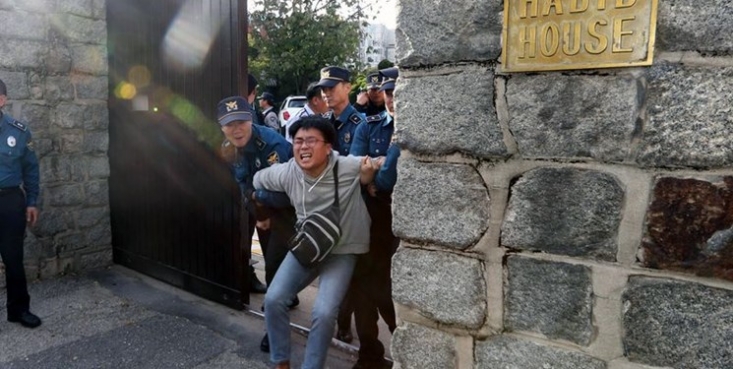پلیس کره جنوبی شنبه اعلام کرد ۱۹ دانشجوی معترض به سیاست‌های آمریکا که وارد محل اقامت سفیر این کشور در سئول شده بودند را بازداشت کرده است.
