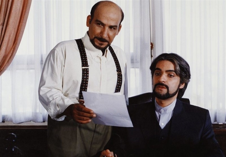 آقای رییس جمهور؛ مرثیهای بر شعار «زنده باد مخالف من»/ رونمایی از فیلم ابوالقاسم طالبی پس از بیست سال توقیف ابوالقاسم طالبی بارها با ساخت فیلمهای سیاسی توانسته فریاد منادیان آزادی بیان را درآورد، فریادی که یک روز بازیگران قلادههای طلا را تحریم میکند، یک روز هم آقای رییس جمهور را 20 سال توقیف می کند!