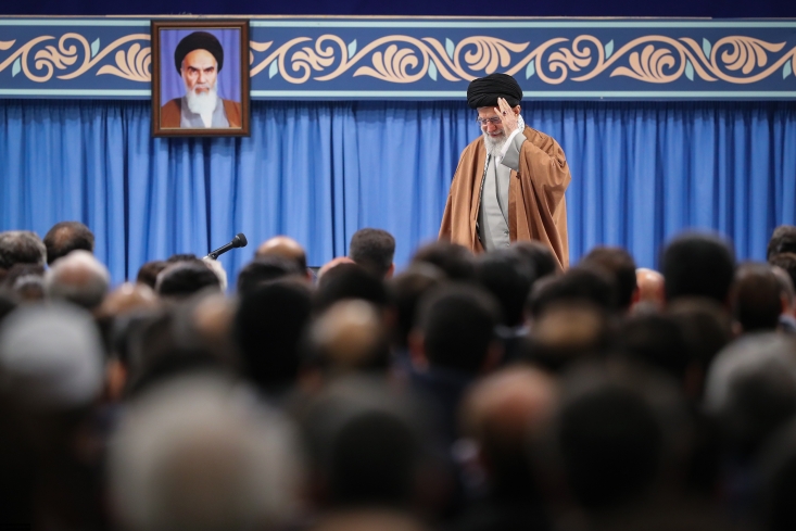 حضرت آیت‌الله خامنه‌ای با ابراز تأسف از بروز این حالت در چند سال اخیر افزودند: در این سالها بیان مسائلی از قبیل اینکه «ببینیم شش ماه دیگر چه میشود» و یا «برجام چه میشود» و حالا نیز «به امید ابتکار رئیس‌جمهور فرانسه ماندن»، هیچ مشکلی را حل نکرده و نخواهد کرد و این نگاه باید کنار گذاشته شود.
