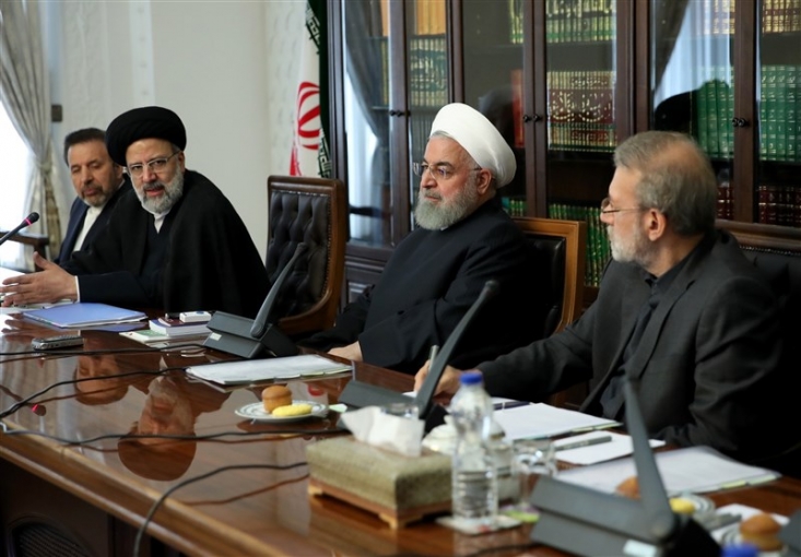 آیتالله رئیسی دو روز قبل از سهمیهبندی بنزین: با سازوکار اجرایی این طرح مخالفم برخی نمایندگان مجلس میگویند آیتالله رئیسی مصوبه سران قوا درباره افزایش قیمت بنزین رامشروط امضا کرده و طی نامهای به روحانی با اجرای این طرح در شرایط فعلی و بدون اقناع مردم مخالفت کرده است.
