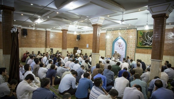 مرگ باید هر لحظه جلوی چشم ما و رفتن به قبرستان برنامه منظممان باشد/ ماجرای دختری که یک شبه در گورستان پیر شد/ هیچ مانعی برای یاد همیشگی خدا وجود ندارد/ یک عکس قبر زیر شیشه میزتان بگذارید باید مرگ را جدی بگیریم. شوخی بردار نیست. معصومین برای آن گریه میکردند. این کتاب «منازل الاخره» مرحوم محدث قمی را که یک کتاب خیلی مختصر است ببینید. هفتهای یکی از داستانهای آن را یکی از اعضای خانواده بلند بخواند و بقیه گوش کنند، همه گوش کنند.