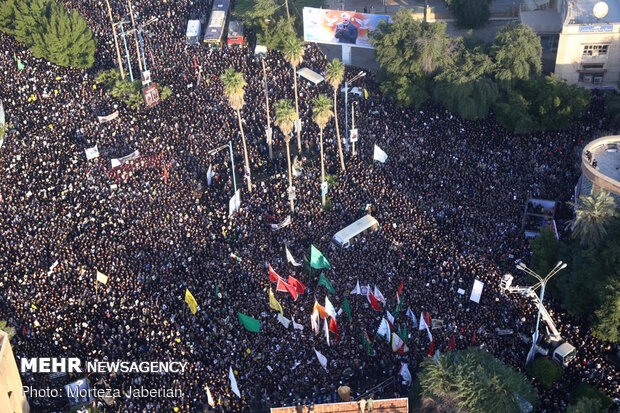 پیمان وفای مردم انقلابی خوزستان با حاج قاسم/ پیکر سردار آسمانی بر دستان میلیونها اهوازی تشییع شد پیکر مطهر سردار سپهبد شهید حاج قاسم سلیمانی، ابومهدی المهندس و همرزمان شهیدشان امروز با حضور باشکوه مردم قدرشناس در اهواز از ساعت هفت و ۳۰ دقیقه صبح از میدان مولوی به طرف چهار راه سلمان فارسی تشییع و سپس به مشهد مقدس منتقل میشود.