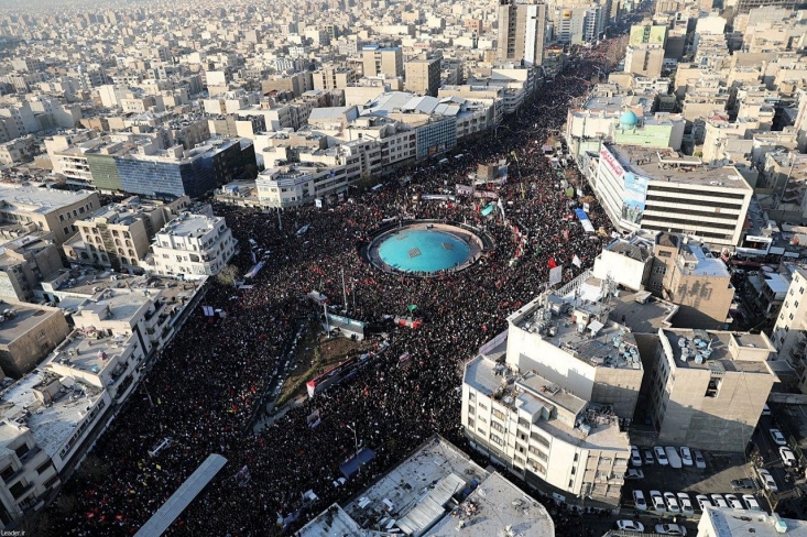 تهران در قُرق منتقمان خون حاج قاسم/ مردم به دنبال برجام جدید: «برنامه جامع انتقام ملی»/ سخنرانی زینب سلیمانی: از امروز خانواده سربازان آمریکا منتظر مرگ فرزندان خود باشند/ قرائت بیانیه حماس توسط اسماعیل هنیه/ نماز اشکآلود رهبری بر پیکر مالک اشتر انقلاب مراسم تشییع و اقامه نماز بر پیکر پاک سردار سپهبد شهید حاج قاسم سلیمانی و همرزمان والامقامش، به امامت رهبر معظم انقلاب از ساعت ۸ صبح روز امروز در دانشگاه تهران برگزار شد.