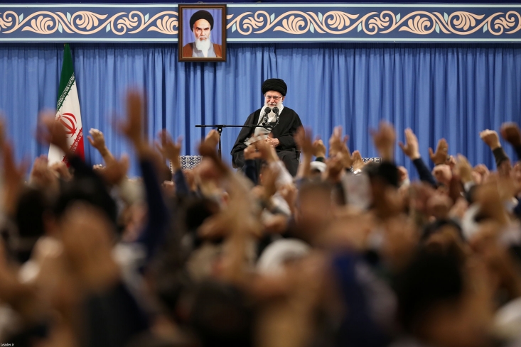 انتخابات خنثیکنندهی نیّتهای شوم آمریکا است/ یکی از مصادیق قوی شدن کشور داشتن مجلس قوی است/ مجلس خودباخته باشد، تاثیر منفی بلندمدت دارد/ کسی که سابقه دلبستگی به دشمنان و انفعال در برابر آنها را دارد شایسته نمایندگی ملت ایران نیست رهبر انقلاب اسلامی با اشاره به مشکلات عمیق و گسترده اجتماعی و اقتصادی جامعه امریکا برخلاف ظاهر بزک کرده آن، افزودند: امریکا در حال حرکت به سمت فروپاشی از درون است.