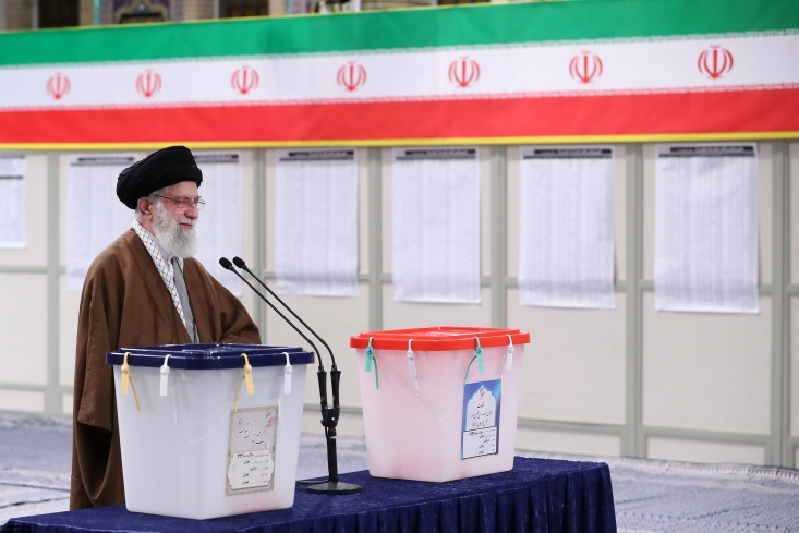 روز انتخابات روز احقاق حق مدنی ملت است/ مردم در هر شهری به تعداد نامزدهای آن شهر و در تهران به سی نفر رای بدهند حضرت آیتالله خامنهای با حضور در محل صندوق سیار ۱۱۰ در حسینیه امام خمینی(ره)، آراء خود را به صندوق انداختند.
