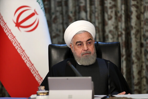 مردم پروتکلهای بهداشتی را با جدیت رعایت کنند/ دستیابی به دارو و واکسن دور از دسترس نخواهد بود روحانی گفت: اگر همراهی مردم و رعایت پروتکلها با همین روال ادامه یابد میتوانیم امیدوار باشیم که به تدریج به شرایط قابل اطمینانی در مقابله با کرونا دست پیدا کنیم.
روحانی: مردم پروتکلهای بهداشتی را با جدیت رعایت کنند