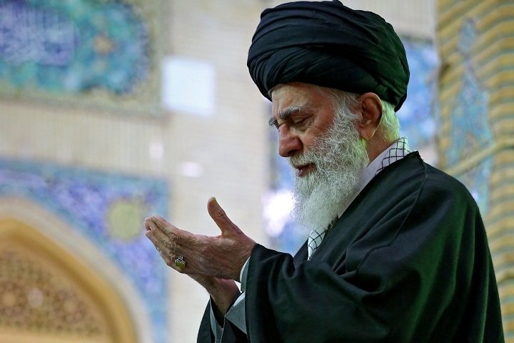 سه اقدامی که رهبر انقلاب هنگام خستگی و ملالت انجام میدهند/ روایتی از تشرف رهبر انقلاب به مسجد مقدس جمکران و حضور در خانه شهدا آقا معمولاً هر بار که به مسجد میآیند چند نفر از اعضای خانوادهشان و نوههایشان را به همراه خود میآورند که من همیشه این را بهعنوان یک درس برای دیگران عرض میکنم که ما باید بچههایمان را از کودکی همراه خودمان به مسجد و عبادت پیوند بدهیم.