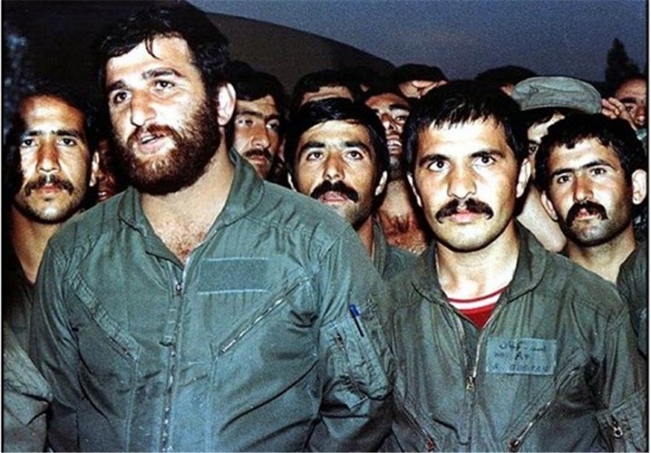 مروری بر زندگی مبارزاتی شهید علیاکبر شیرودی علیاکبر قربان شیرودی در روز ۲۵ دی ۱۳۳۴، به دنیا آمد، در سال ۱۳۵۱ و پس از دو سال تحصیل در تهران، استخدام ارتش میشود. با پیروزی انقلاب و شروع غائله کردستان، وی داوطلب اعزام به آن مناطق شد و در ۲۴ سالگی توانست بهعنوان فرمانده خلبانان هوانیروز انتخاب شود. با شروع جنگ تحمیلی در ۳۱ شهریور ۱۳۵۹، شیرودی رهسپار منطقه کرمانشاه شد. وی در چند عملیات پروازی خود تلفات سنگینی را به نیروها و تجهیزات دشمن در نقاط راهبردی غرب کشور وارد کرد. علیاکبر قربان شیرودی پس از مجاهدتهای فراوان در میدان نبرد سرانجام در تاریخ 8 اردیبهشت 1360 به شهادت رسید.