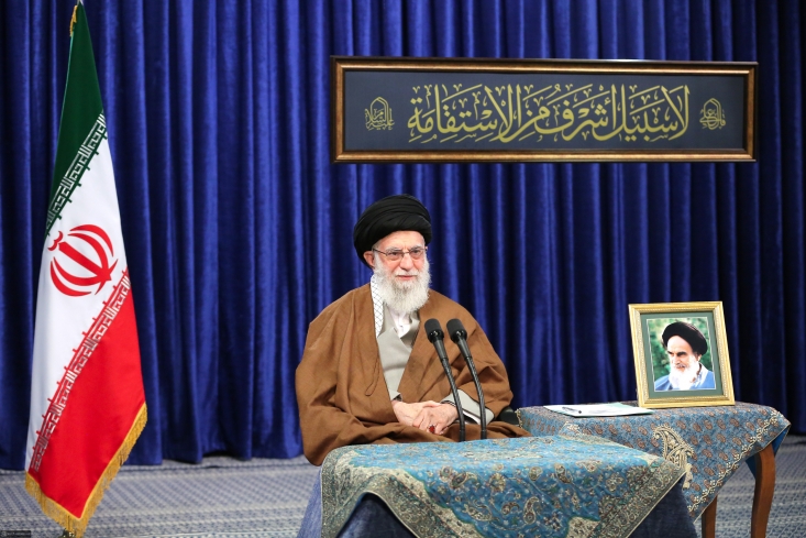 اقتصادمان دچار میکروبها و ویروسهای طبیعی متعددی است/ اگر ما تولید خوب داشته باشیم در مقابل این ویروسها میتوانیم مقاومت بکنیم/ دستمزد عادلانه، پرداخت منظم و بدون تأخیر حق طبیعی کارگران است علت اینکه در تولید ماسک توانستیم در مدت کوتاهی به ظرفیتی دست پیدا کنیم که بیشتر از نیاز کشور است، برطرف شدن موانع از جانب دولت و باز شدن میدان برای حضور دستگاههای مختلف و حتی مردم در عرصهی تولید ماسک بود.