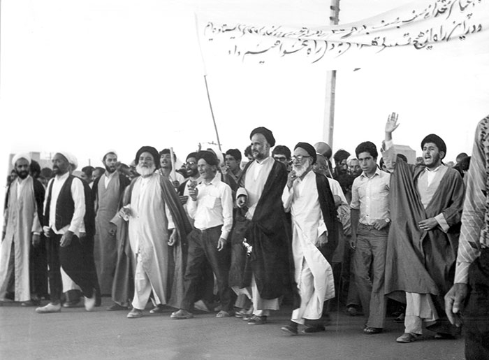 گسترش دامنه مبارازت انقلابی مردم علیه رژیم پهلوی در ماه مبارک رمضان موضوعی است که در اسناد سفارت امریکا بدان پرداخته شده است. به عنوان نمونه سفارت در گزارشی در مرداد 57 می&zwnj;نویسد: &laquo;ماه اسلامی رمـضان کـه نـزدیک است و روزهای ویژه عزاداری در اواخر ماه اوت احتمال بروز تظاهرات بیشتر را افزایش مـی دهد&raquo;. شکنندگی رژیم پهلوی و نفوذ بیش از پیش امام خمینی از دیگر موضوعات گزارش سفارت در این ماه است. گزارشگر سفارت می&zwnj;نویسد: &laquo;با پایان یافتن ماه رمضان... سیاستمداران پس از آنکه دیدند که بـرخـلاف [امام] خـمینی قـادر نیستند پیروانی را گرد خود جمع کنند، به سمت [امام] خمینی گرایش پیدا کردند&raquo;. حمایت کشورهای منطقه از روز قدس از دیگر موضوعاتی است که در مکاتبات سفرای امریکا در کشورهای مختلف دیده می&zwnj;شود.
