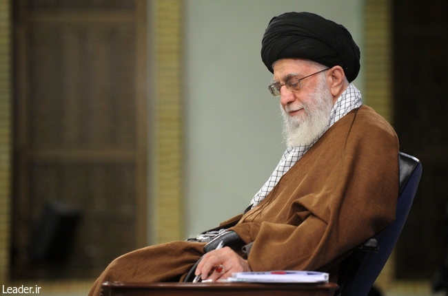 خسارت فقدان جوانان صمیمیِ پرتلاش بزرگ و سنگین است حضرت آیت الله خامنهای فرمانده معظم کل قوا در پیامی به امیر سرلشکر «سید عبدالرحیم موسوی» فرمانده کل ارتش ضمن تسلیت شهادت جمعی از دریادلان نیروی دریایی ارتش در حادثه دردناک شناور کُنارک، صبر و تسلای خانوادههای داغدار و شفای آسیب دیدگان این حادثه را از خداوند متعال مسألت کردند.