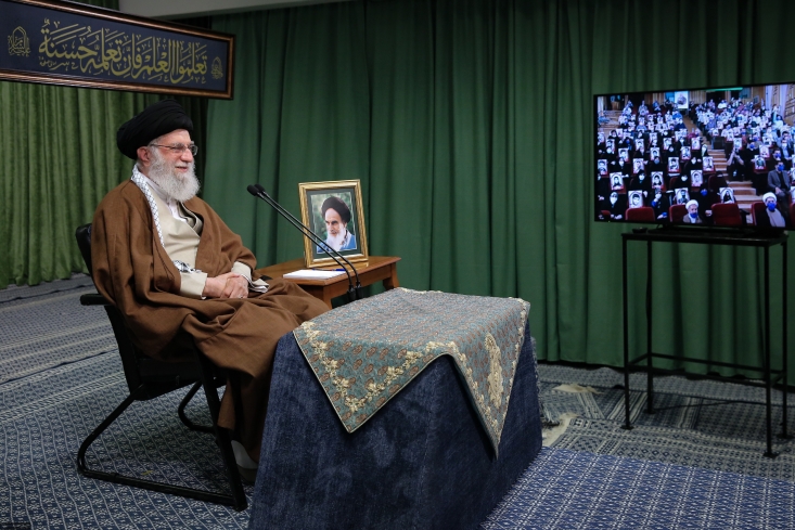 رهبر معظم انقلاب مباحث امروز دانشجویان را جلوه ای از آرمانخواهی خواندند و فرمودند: ممکن است همه مطالبات قابل اجرا نباشد اما مهم این است که بازگو شود تا اصل بسیار با ارزش آرمانخواهی همچنان زنده و پرنشاط بماند و اجازه ندهد راه انقلاب گم یا منحرف شود.