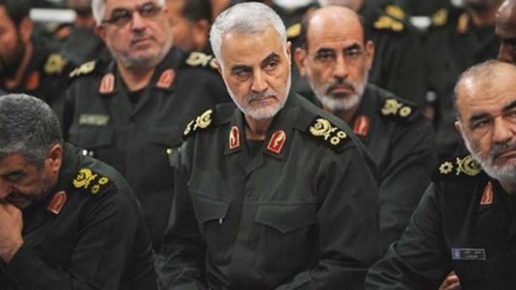 حاج قاسم در پاسخ نامه فرمانده گردانهای عزالدین قسام؛ ایران فلسطین را تنها نمیگذارد/ کسی که ندای فلسطین را میشنود و کمک نمیکند مسلمان نیست/ صبح پیروزی نزدیک است و ناقوس مرگ صهیونیستها به صدا در آمده است شهید سلیمانی در این نامه گفته است: دوستان فلسطین دوستان ما هستند و دشمنان آن دشمنان ما هستند و این سیاست که همان سیاست قبلی ما است ادامه خواهد یافت.