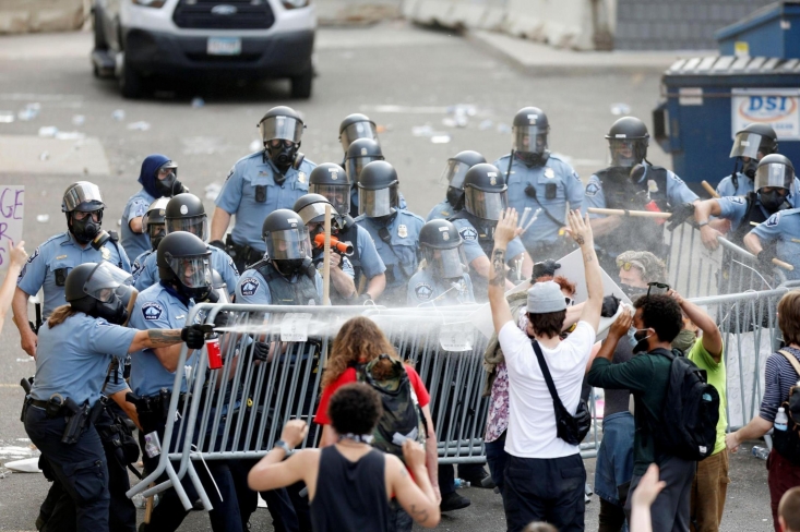 حادثه‌ای که هم‌اکنون در ایالات متحده درجریان است، بیش از اینکه رسواگر غرب باشد، چهره از نقاب رسانه‌هایی بر می‌دارد که سر در آخور کشورهای استعمارگر دارند و با ژست بی‌طرفی برای مردم ایران نسخه می‌پیچند.